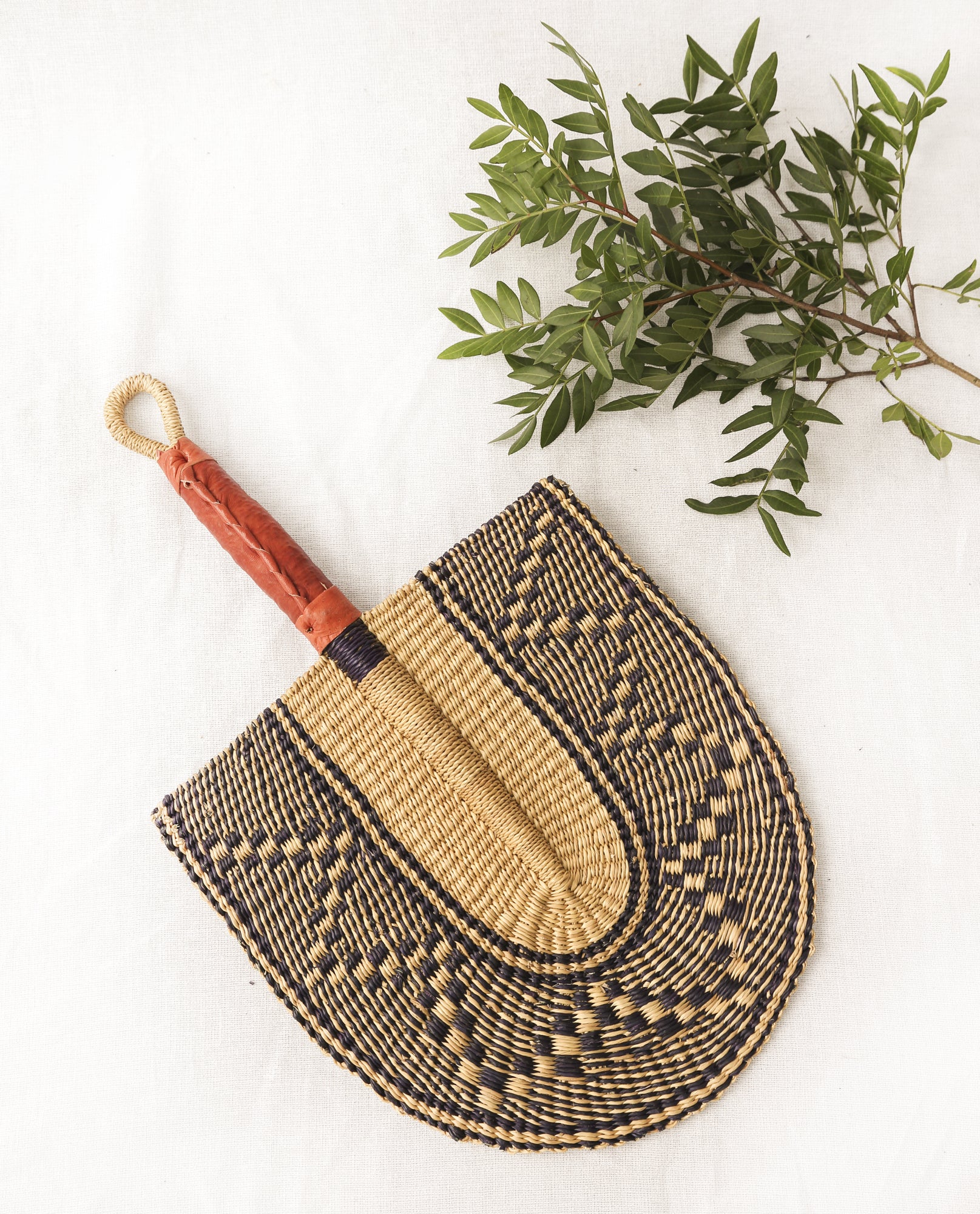 Afreya-Beaumont-Organic-Straw-Hand-Fan-With-Leather-handle